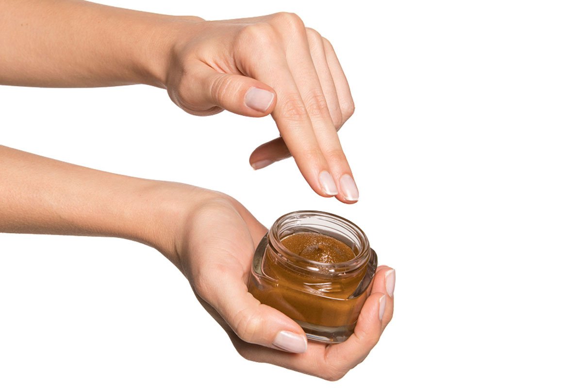 Con los exfoliantes de la gama Azúcares Suaves de L'Oréal Paris te resultará muy fácil y cómodo exfoliar tu piel.